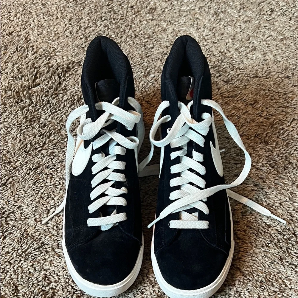 Nike Women's Black and White Sneakers - Picture 2 of 6
